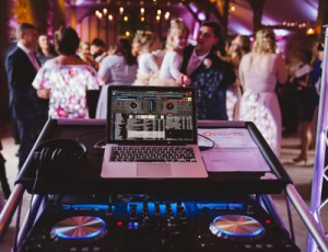 Servicio de DJ y música en vivo para bodas en Navarra