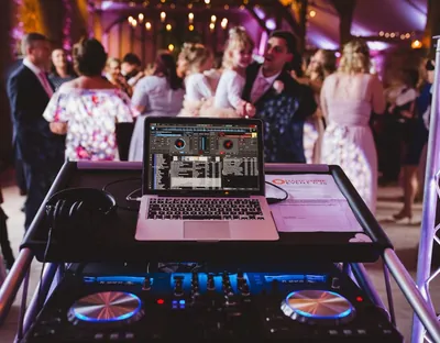 Servicio de DJ y música en vivo para bodas en Navarra