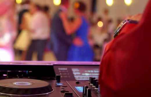 Festarik onena DJ euskalduna Nafarroan bilatzen ari zara? Onfiestak disko mugikor profesionala eta animazioa eskaintzen dizu zure herrian.