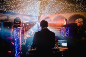 ¿Buscas un DJ para bodas y fiestas en Pamplona? 🎧 Hacemos que tu evento sea inolvidable con música personalizada, sonido premium e iluminación profesional.