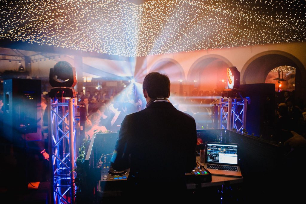 ¿Buscas un DJ para bodas y fiestas en Pamplona? 🎧 Hacemos que tu evento sea inolvidable con música personalizada, sonido premium e iluminación profesional.